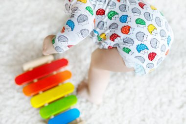 Evde eğitim ahşap oyuncak bebek odası oynayın sevimli sevimli güzel küçük bebek kız. Renkli müzik oyuncak ile yürümeye başlayan çocuk