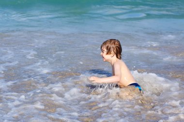 ocean Beach Florida eğleniyor küçük sarışın çocuk çocuk