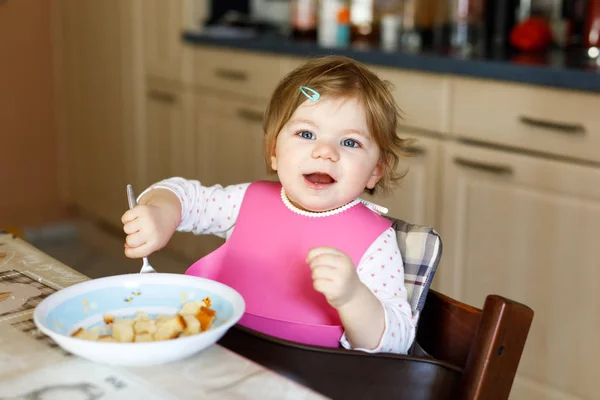 Söt liten flicka som äter av sked mosade grönsaker och puré. konceptet mat, barn, mat och människor — Stockfoto