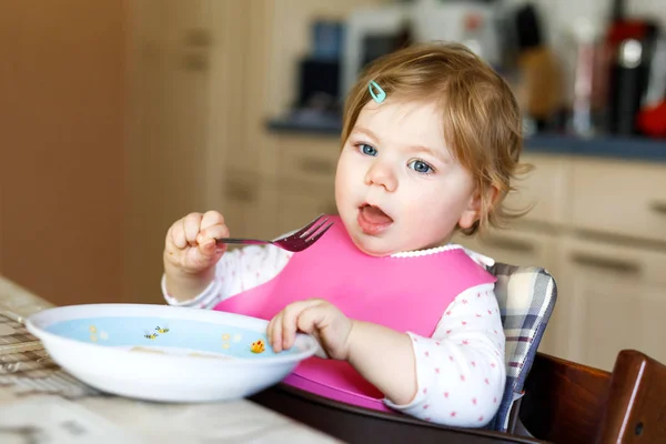Adorabile bambina che mangia purè di verdure e purè di cucchiaio. cibo, bambino, alimentazione e concetto di persone — Foto Stock