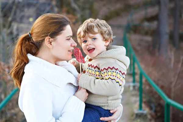 Mãe e filho pequeno no parque ou na floresta, ao ar livre. — Fotografia de Stock