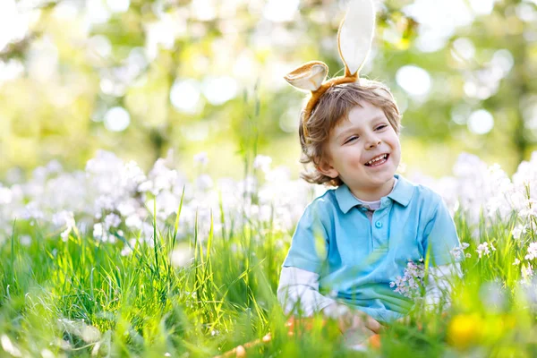 Mały chłopiec dziecko z Easter bunny uszy, na zewnątrz — Zdjęcie stockowe