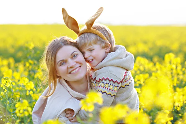 Little toddler child and his mother in Easter bunny ears having — Stock Photo, Image