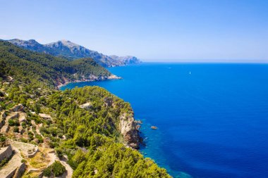 Island sahne, Mallorca İspanya'nın deniz manzarası. Mayorka, güneşli Akdeniz pastoral sahil şeridi