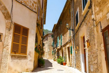Valldemossa geleneksel çiçek dekorasyonu, ünlü eski Akdeniz Köyü Mayorka ile sokakta güzel. Balear adaya Mallorca, İspanya