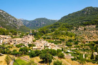 Şehir Valldemossa geleneksel çiçek dekorasyonu, ünlü eski Akdeniz Köyü Mayorka ile görüntüleyin. Balear adaya Mallorca, İspanya