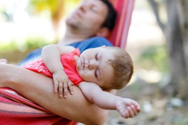 Şirin Bebek kız 6 ay ve babası açık bahçesinde hamak huzurlu uyku