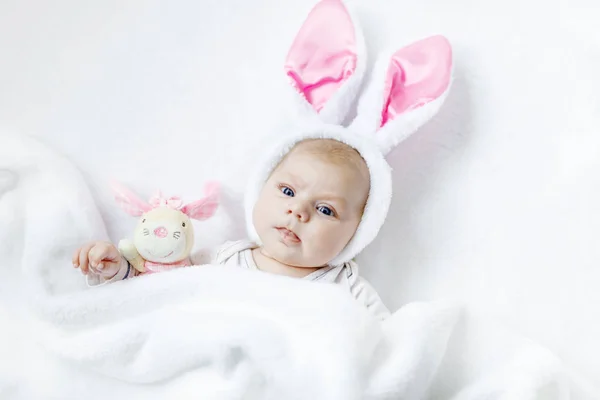 Roztomilé roztomilé novorozeně dívka v Easter bunny kostýmu a uši. — Stock fotografie