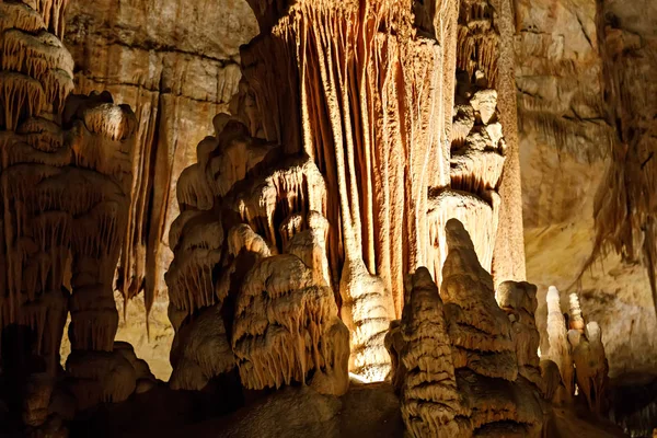 Drachenhöhlen auf Mallorca, Spanien. wunderschöne Naturhöhlen auf Mallorca, Baleareninsel. beliebtes Touristenziel — Stockfoto