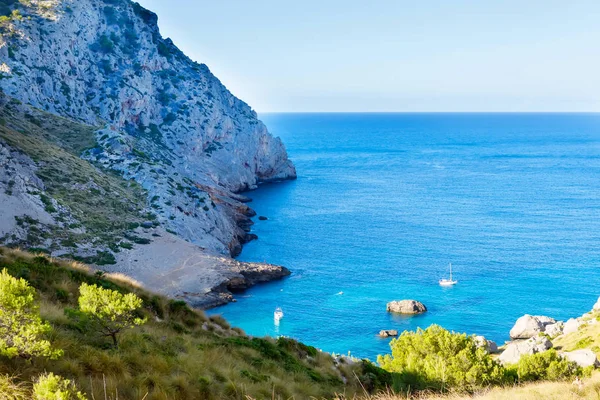 Geheime strand - wilde kust van Mallorca, Spanje, Balearen. Artistieke zonsopgang en schemering landascape. — Stockfoto