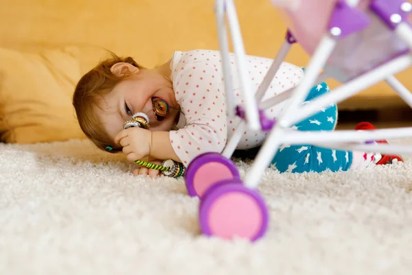 Bayi perempuan kecil yang bahagia bermain petak umpet di rumah. Anak bersenang-senang dengan orang tua atau saudara kandung — Stok Foto