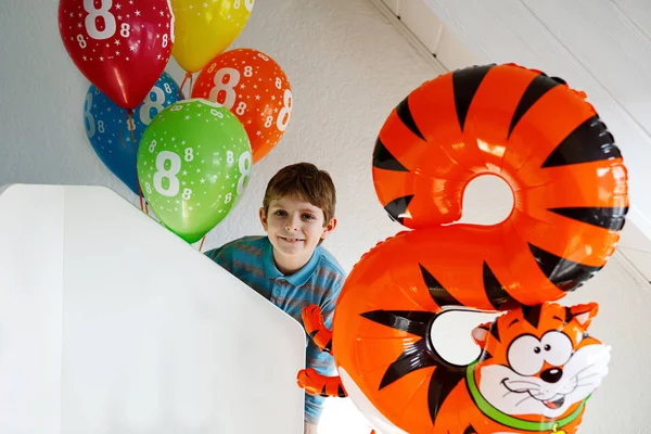 Portrait de garçon heureux enfant avec bouquet sur des ballons à air coloré sur 8 anniversaire — Photo