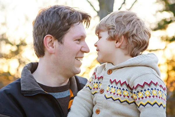 Pappa och lilla son i park eller skogen, utomhus. — Stockfoto