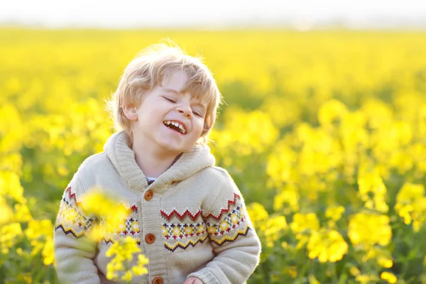 Menino bonito no campo de raps, ao ar livre. Celebrando feriado de Páscoa . — Fotografia de Stock