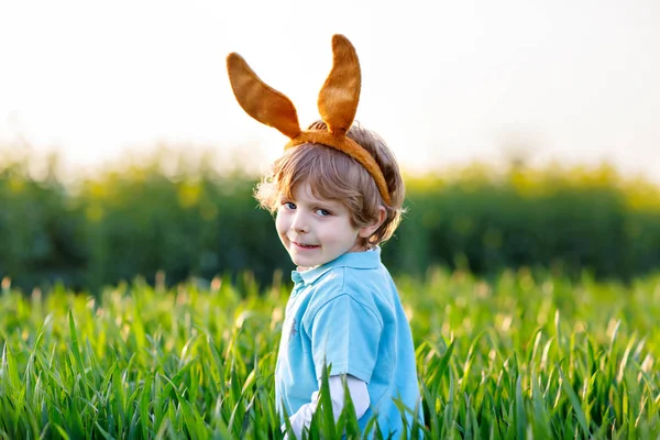 小男孩玩传统的复活节彩蛋游戏 — 图库照片