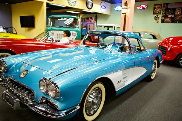 Miami Auto Museum exhibits a collection of vintage and cinema automobiles, bicycles and motorcycles — Stock Photo, Image