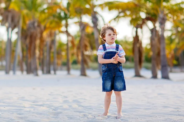 Little kid boy having fun on tropical beach — Stock Photo, Image