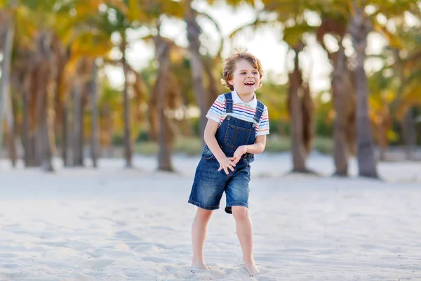 Petit garçon s'amuser sur la plage tropicale — Photo