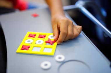 Tic tac toe oyunu. Çocuklar ve yetişkinler için eğlence aktivite. Evde, uçakta seyahat.