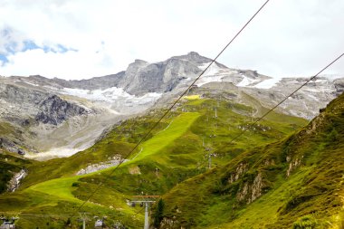 Dağ ve buzul Tirol manzarada. Avusturya, Hintertux bölgesi.