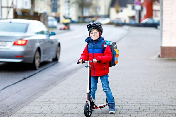 Netter kleiner Junge fährt auf Roller auf dem Schulweg — Stockfoto