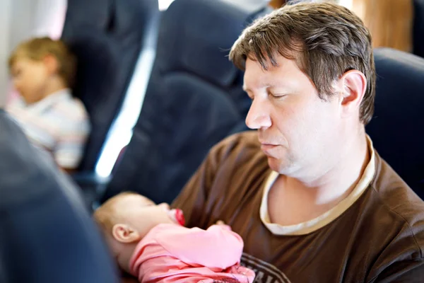Fiatal fáradt, apa és lánya baba alvás közben repülés repülőgépen megy a vakáció — Stock Fotó