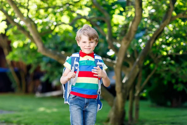 Niño pequeño con mochila escolar en el primer día a la escuela — Foto de Stock