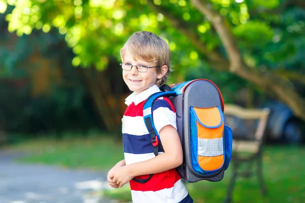 Jongen-jongetje met school satchel op eerste dag naar school — Stockfoto