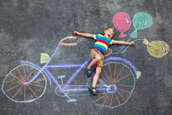 Kleiner Junge hat Spaß mit Fahrradkreiden Bild — Stockfoto