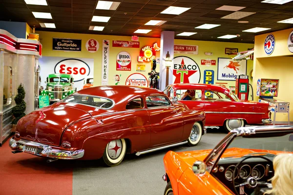 Miami Auto Museum exhibits a collection of vintage and cinema automobiles, bicycles and motorcycles — Stock Photo, Image