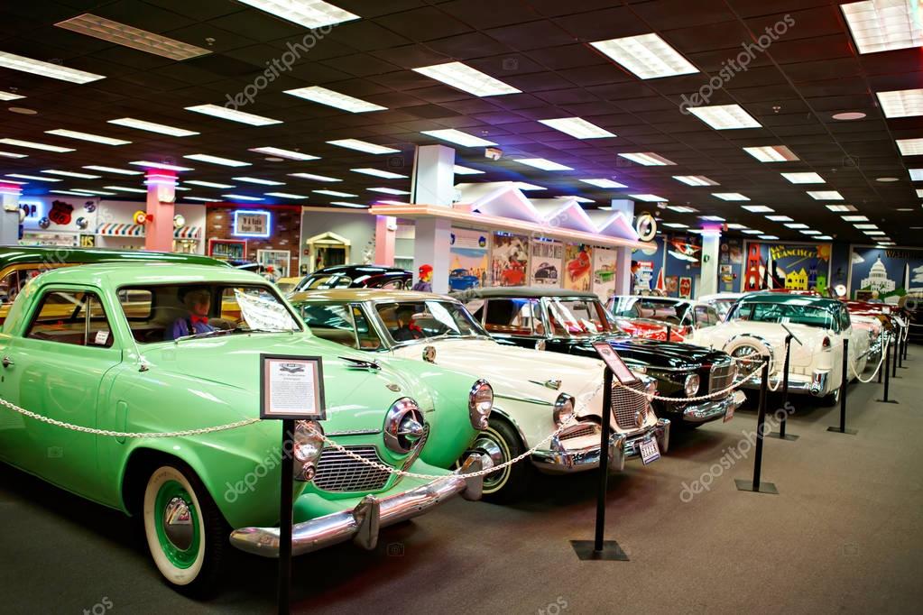 Miami Auto Museum exhibe una colección de automóviles de época y cine