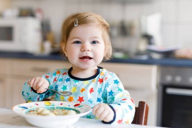 Bebek kız kaşık sebze çorbası yemek. Gıda, çocuk, beslenme ve insan kavramı