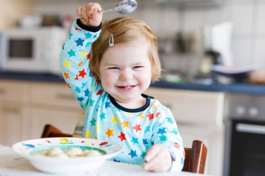 Bebek kız kaşık sebze çorbası yemek. Gıda, çocuk, beslenme ve insan kavramı