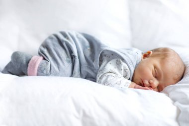 Uyuyan sevimli yeni doğan bebek kız portresi