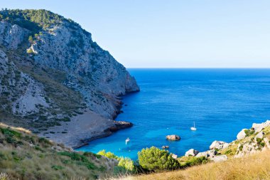 Gizli plaj - Mallorca, İspanya, Balear Adaları'nın vahşi kıyısı. Sanatsal gündoğumu ve alacakaranlık landascape.