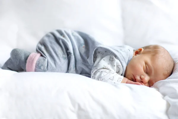 寝ているかわいい愛らしい新生児女の子の肖像画 — ストック写真
