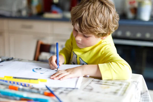 Уставший мальчик дома делает домашнюю работу, пишет письма красочными ручками. — стоковое фото