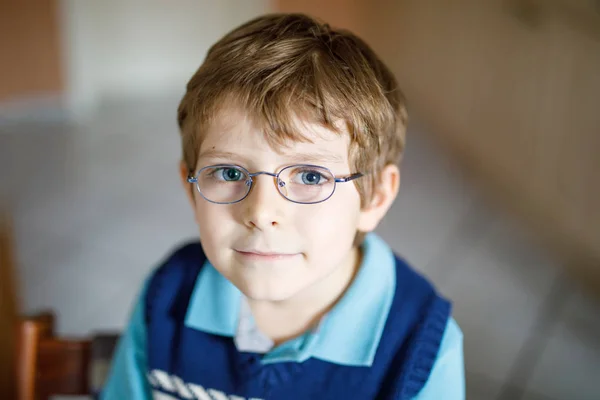 Portret van kleine schattige school jongen jongen met bril — Stockfoto