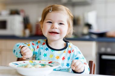 Bebek kız kaşık sebze çorbası yemek. Gıda, çocuk, beslenme ve insan kavramı