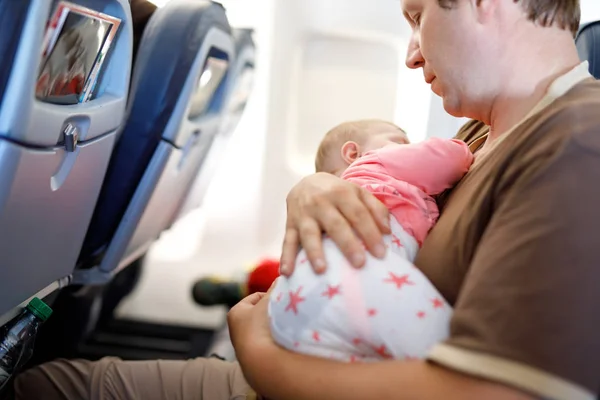 Giovane padre stanco e la sua bambina dormono durante il volo in aereo in vacanza — Foto Stock