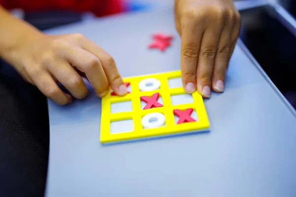 Tic tac toe spel. Fritidsaktivitet för barn och vuxna. Hemma, Resor, på plan. — Stockfoto