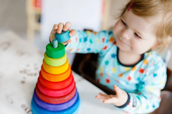 Bedårande söt vacker liten baby flicka leker med pedagogiska trä rainbow leksak pyramid — Stockfoto