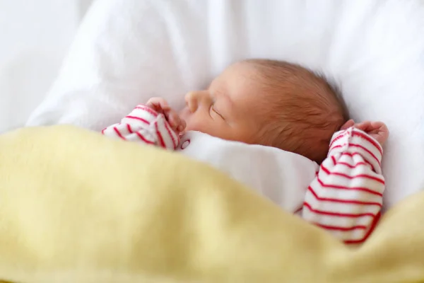Portrét dívky roztomilý rozkošný novorozené dítě spí — Stock fotografie
