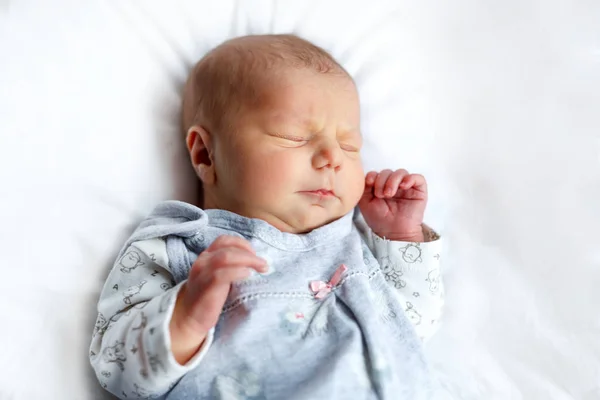 Retrato de bonito adorável bebê recém-nascido menina dormindo — Fotografia de Stock