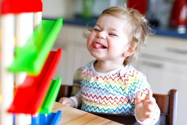 Adorable linda hermosa niña jugando con juguetes educativos en casa o guardería . — Foto de Stock