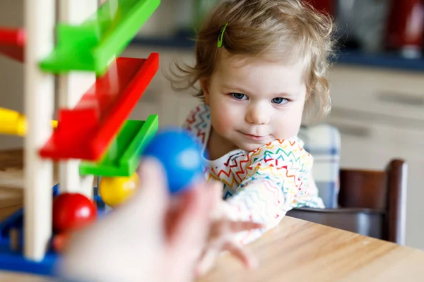 Adorable linda hermosa niña jugando con juguetes educativos en casa o guardería . — Foto de Stock