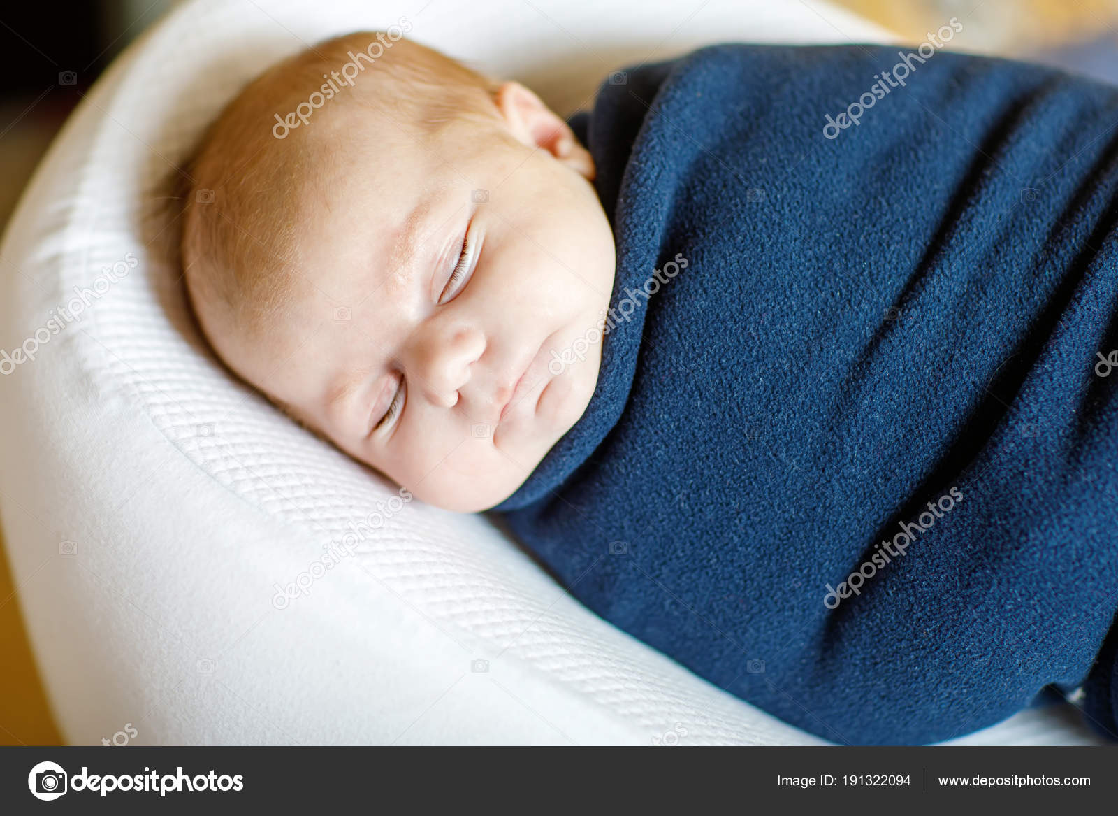 Mignon Petit Nouveau Ne Bebe Fille Dormir Enveloppe Dans Une Couverture Image Libre De Droit Par Romrodinka C