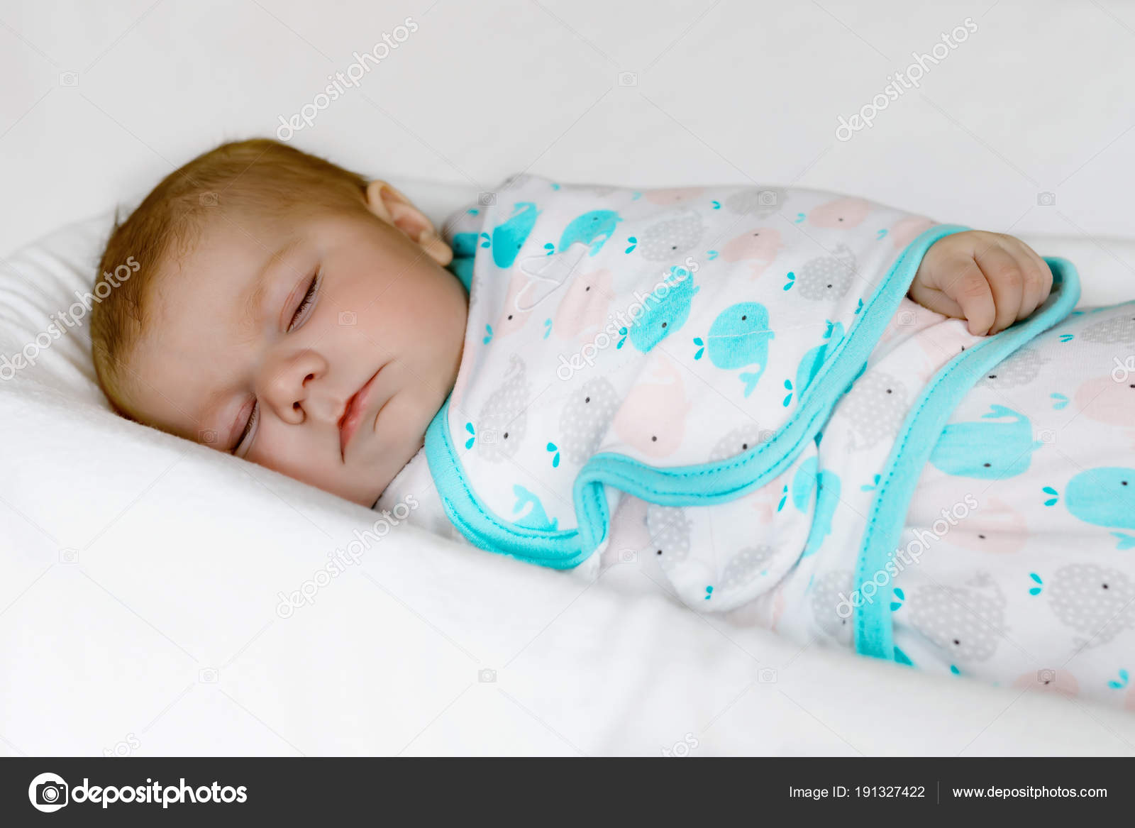 Cute little newborn baby girl sleeping wrapped in blanket — Stock Photo
