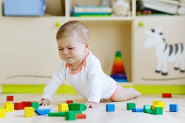 Şirin üzgün Ağlayan bebek ile renkli ahşap oynamak oyuncaklar engeller