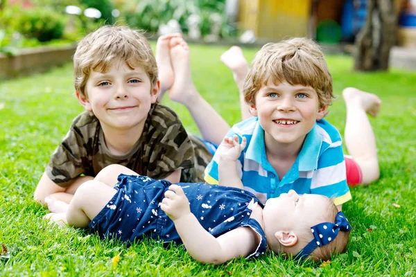 Dos niños pequeños y felices con bebé recién nacido, hermana linda . —  Fotos de Stock